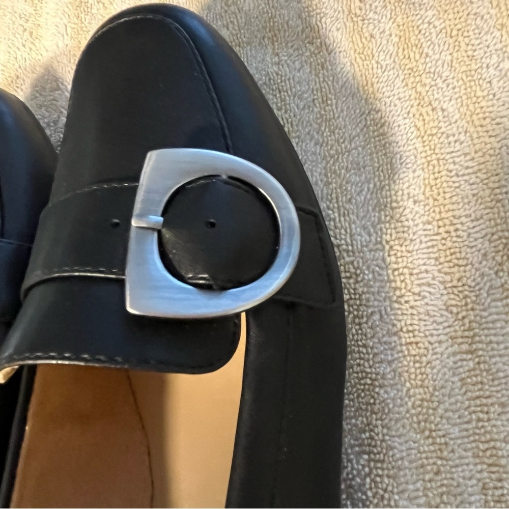 NEW Naturalizer Kayden Moc Slip-On Womens Sz 8.5 Black Smooth Silver Buckle Flat - Picture 6 of 9